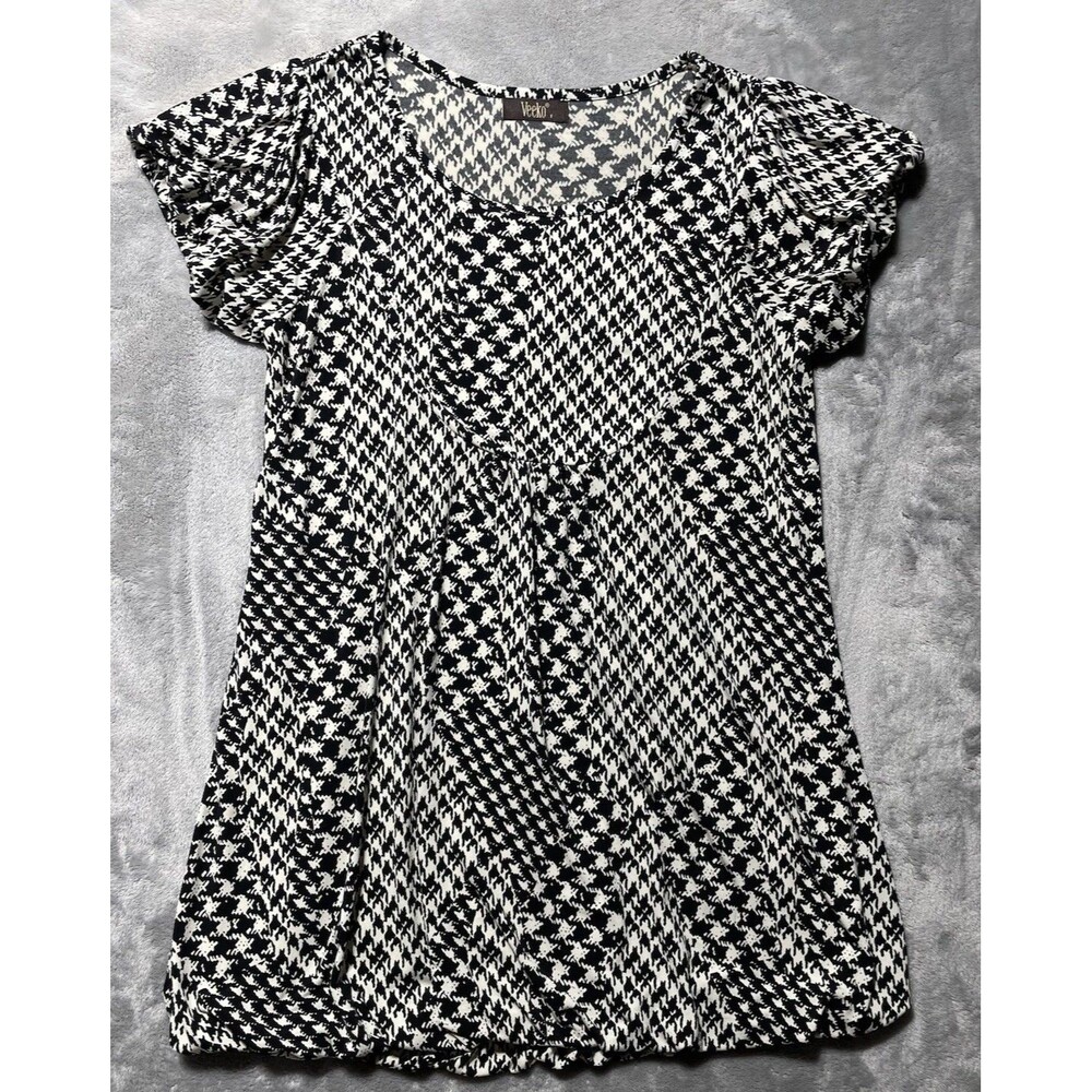 Veeko Geometric Black & White Slightly Ballooned Sleeves & Waist Women’s Blouse